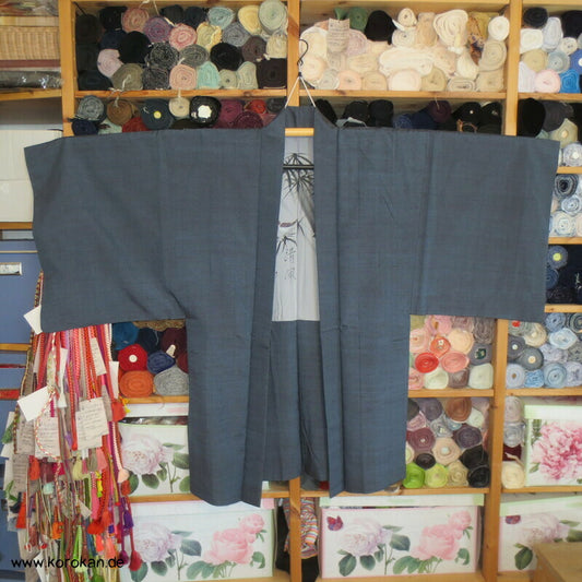 schlecht gelaunter Spatz im Bambus Futter Haori Kimonojacke