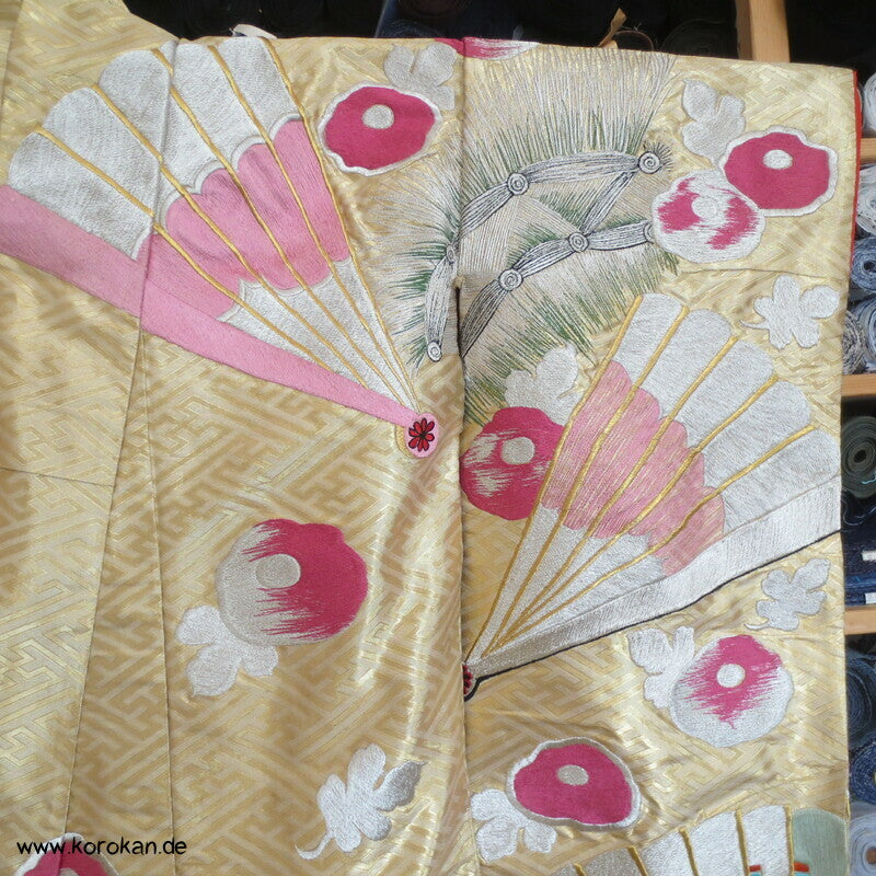 prächtige Stickerei Fächer und Blüten Uchikake - Hochzeitsmantel