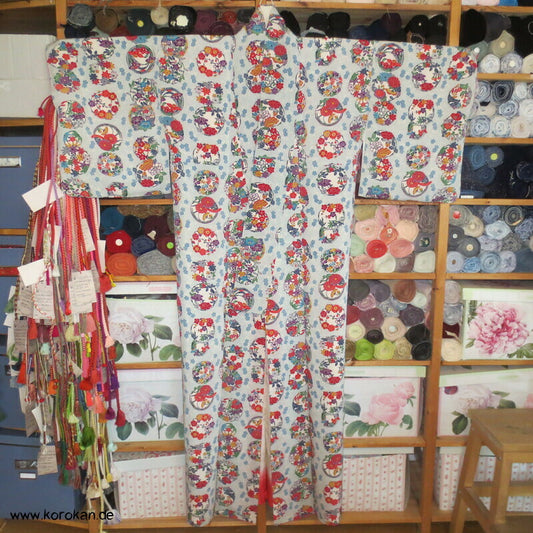 Blumenrondelle auf hellblaugrau Komon Kimono