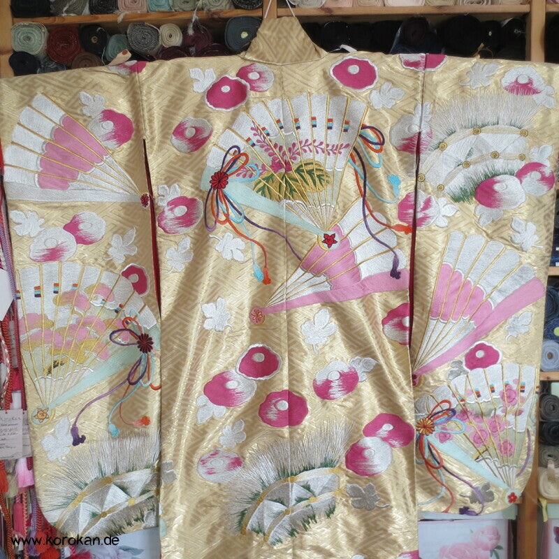 prächtige Stickerei Fächer und Blüten Uchikake - Hochzeitsmantel