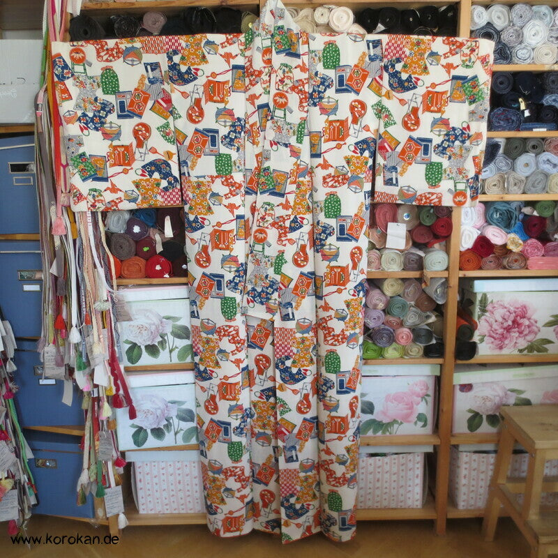 Schönheitsutensilien, Spiegel, Schere, Papier Seidencrepe Komon Kimono