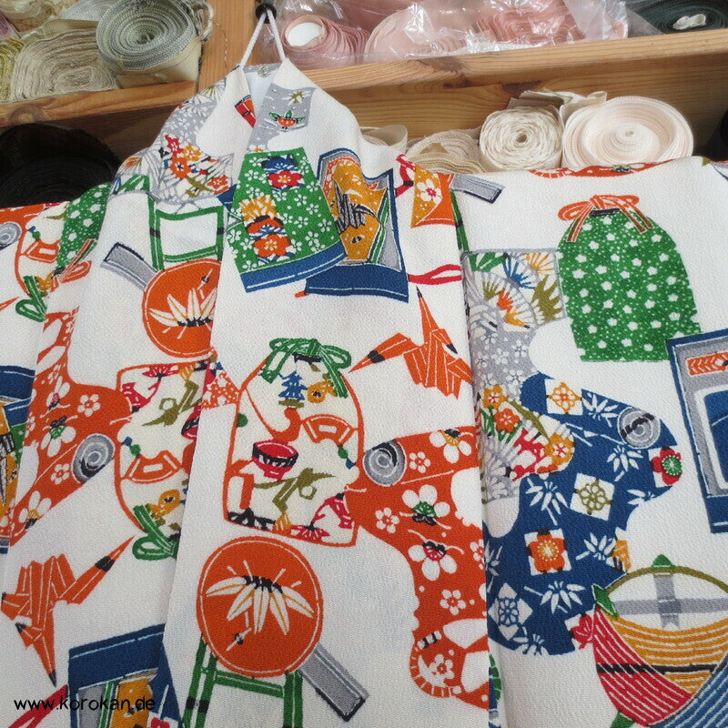 Schönheitsutensilien, Spiegel, Schere, Papier Seidencrepe Komon Kimono