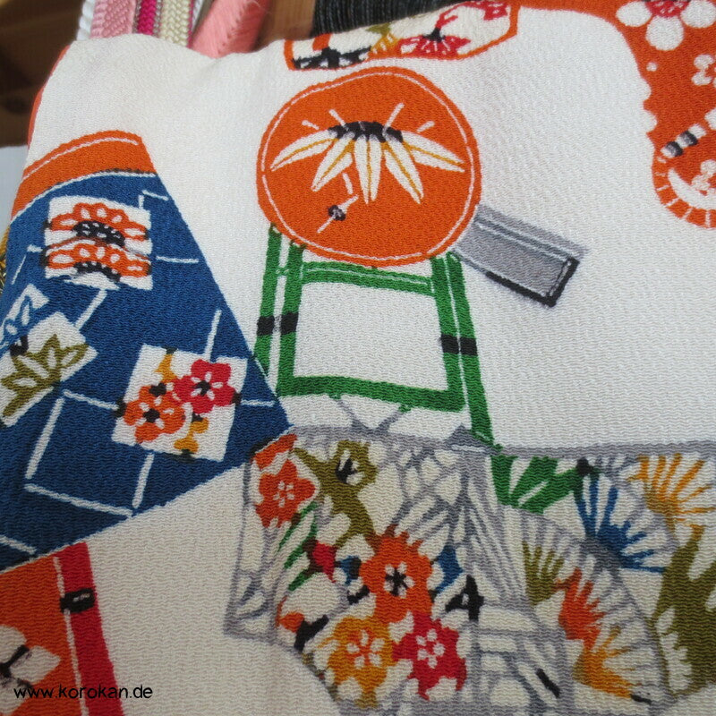Schönheitsutensilien, Spiegel, Schere, Papier Seidencrepe Komon Kimono