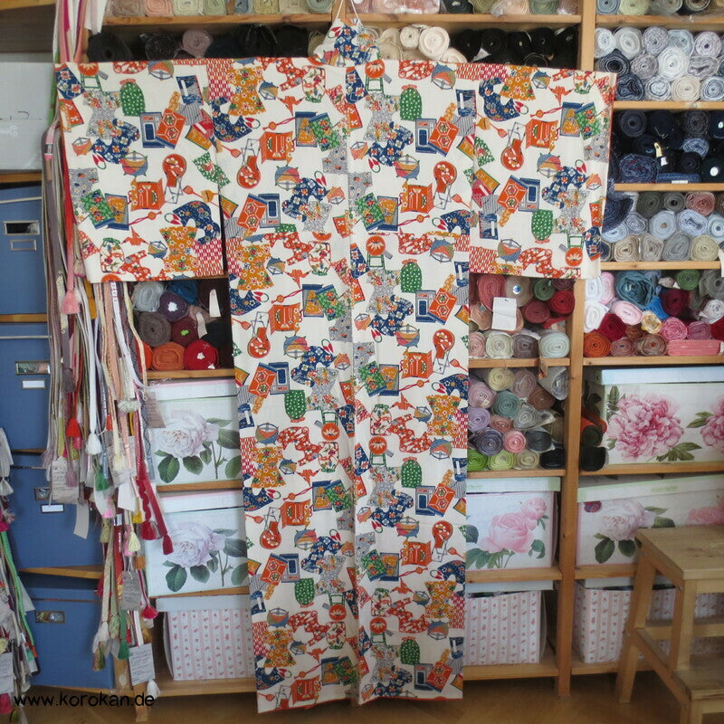 Schönheitsutensilien, Spiegel, Schere, Papier Seidencrepe Komon Kimono