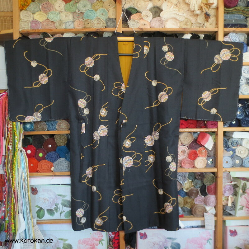 Temaribälle auf schwarz Dochugi - Kimono Mantel