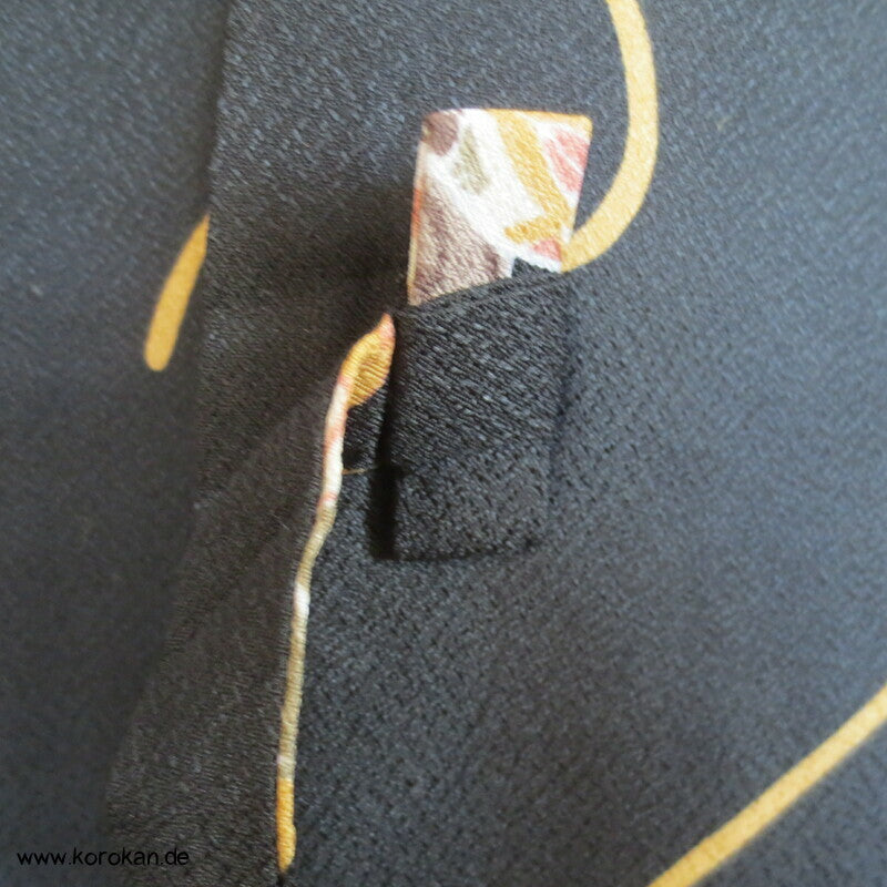 Temaribälle auf schwarz Dochugi - Kimono Mantel