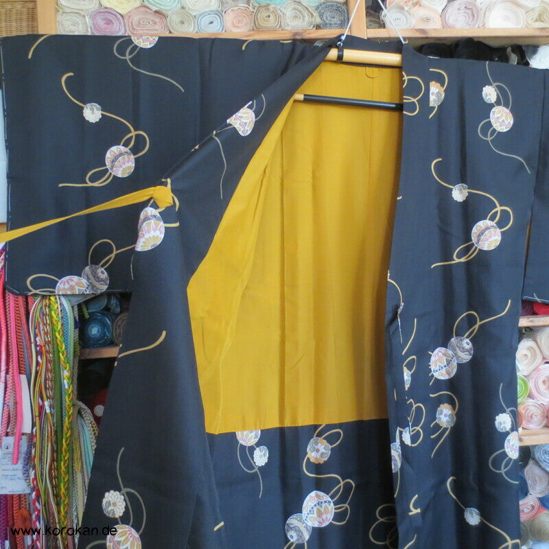 Temaribälle auf schwarz Dochugi - Kimono Mantel