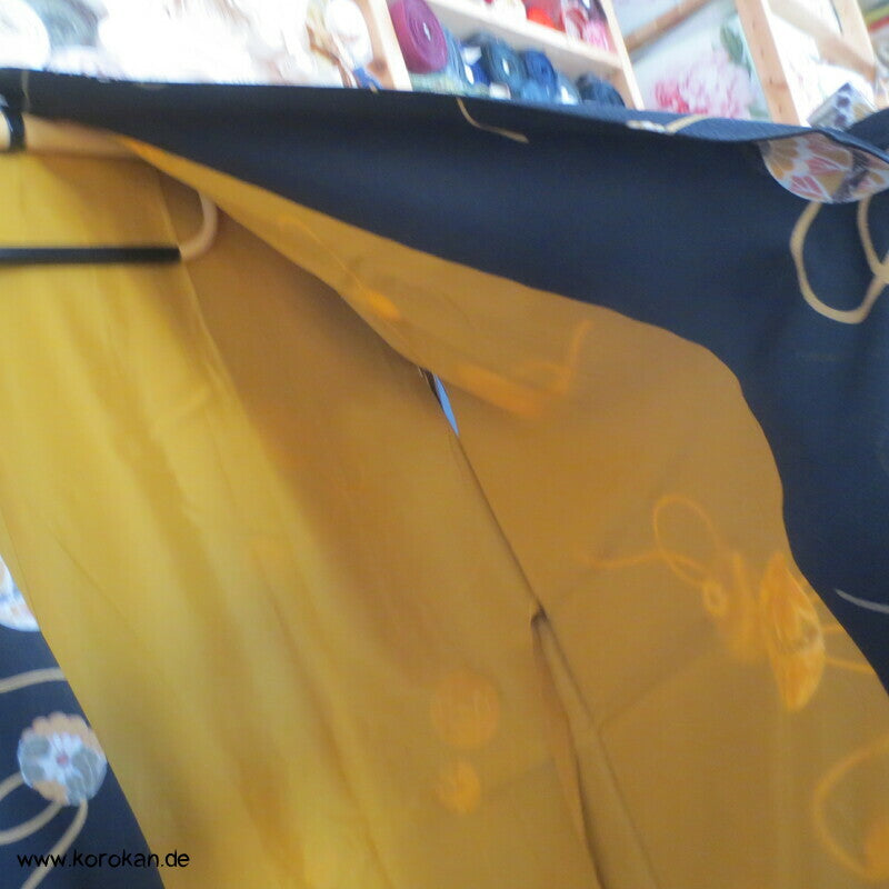 Temaribälle auf schwarz Dochugi - Kimono Mantel