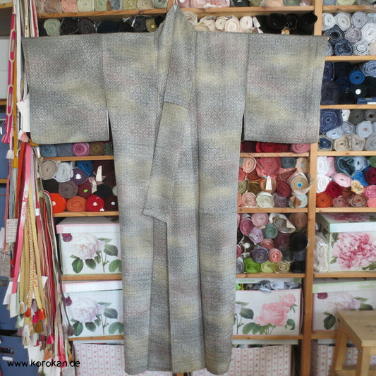 gewebte Flusswellen, gedrucktes Kikko Komon Seidendamast Kimono