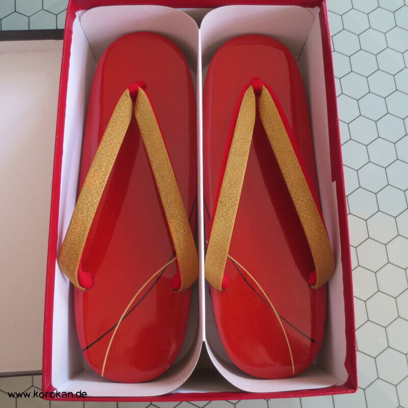 festliche Rotlack Zori / Geta von Miyuki Honppo, goldene Riemen, neu im Karton