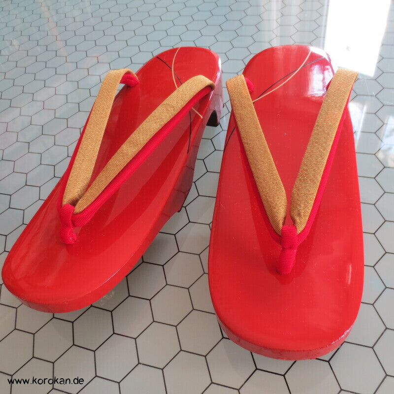 festliche Rotlack Zori / Geta von Miyuki Honppo, goldene Riemen, neu im Karton
