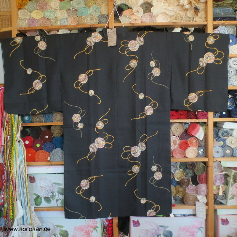 Temaribälle auf schwarz Dochugi - Kimono Mantel