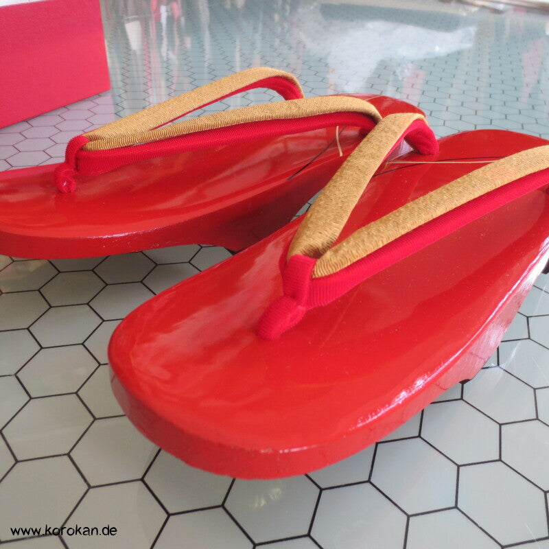 festliche Rotlack Zori / Geta von Miyuki Honppo, goldene Riemen, neu im Karton