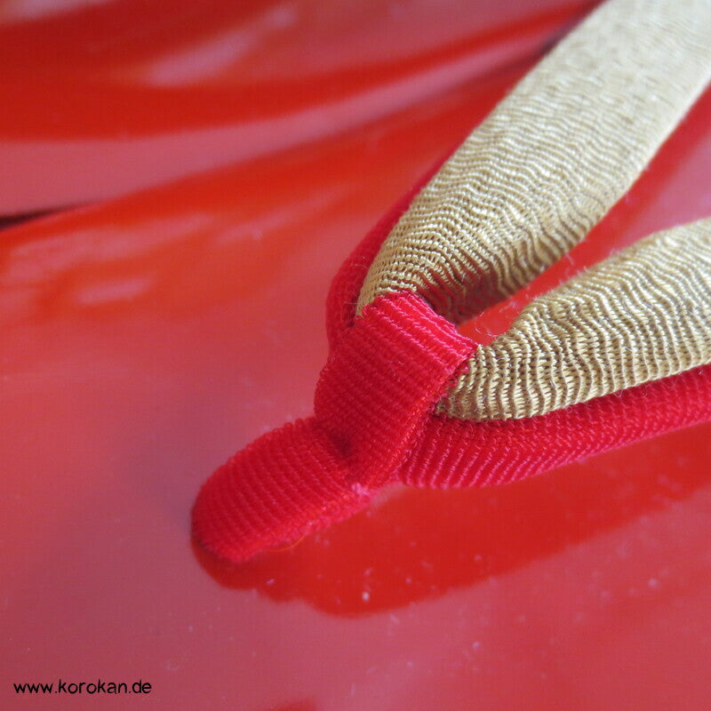 festliche Rotlack Zori / Geta von Miyuki Honppo, goldene Riemen, neu im Karton