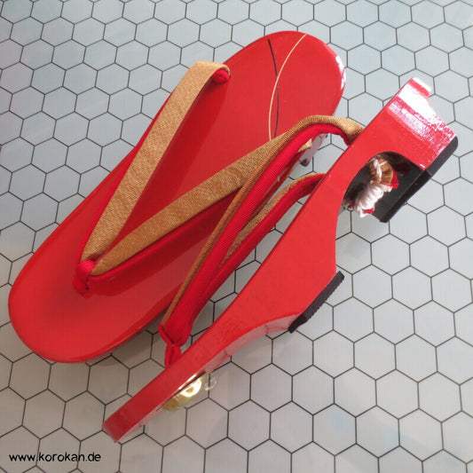 festliche Rotlack Zori / Geta von Miyuki Honppo, goldene Riemen, neu im Karton