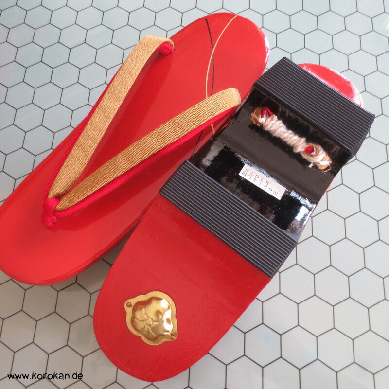 festliche Rotlack Zori / Geta von Miyuki Honppo, goldene Riemen, neu im Karton
