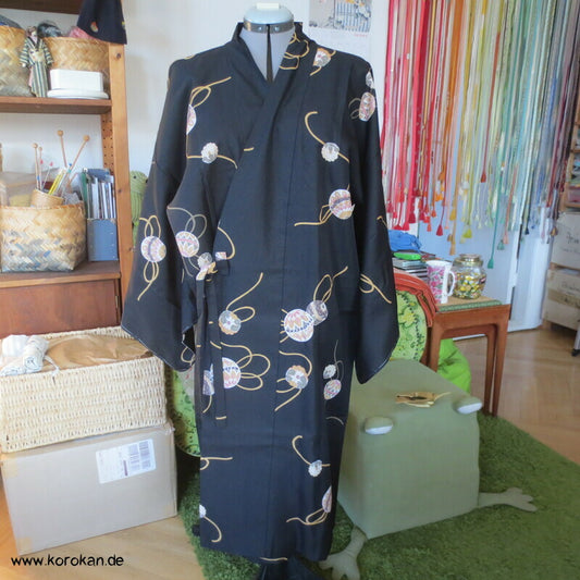 Temaribälle auf schwarz Dochugi - Kimono Mantel
