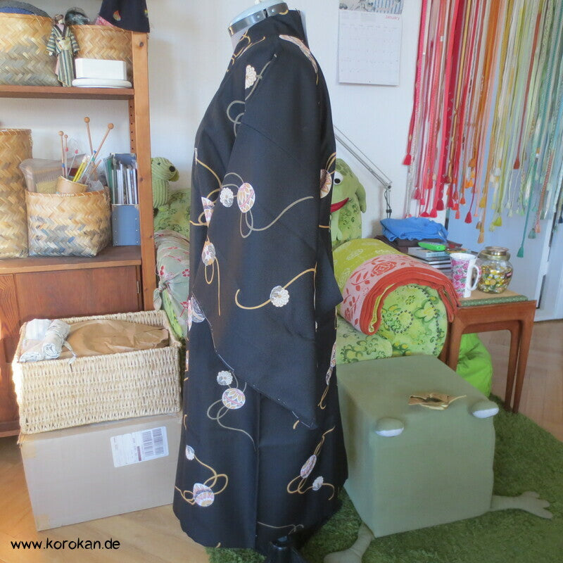Temaribälle auf schwarz Dochugi - Kimono Mantel