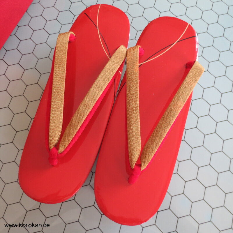 festliche Rotlack Zori / Geta von Miyuki Honppo, goldene Riemen, neu im Karton