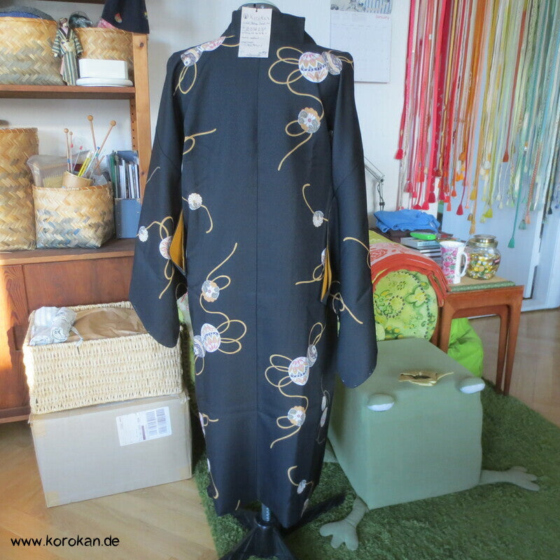 Temaribälle auf schwarz Dochugi - Kimono Mantel