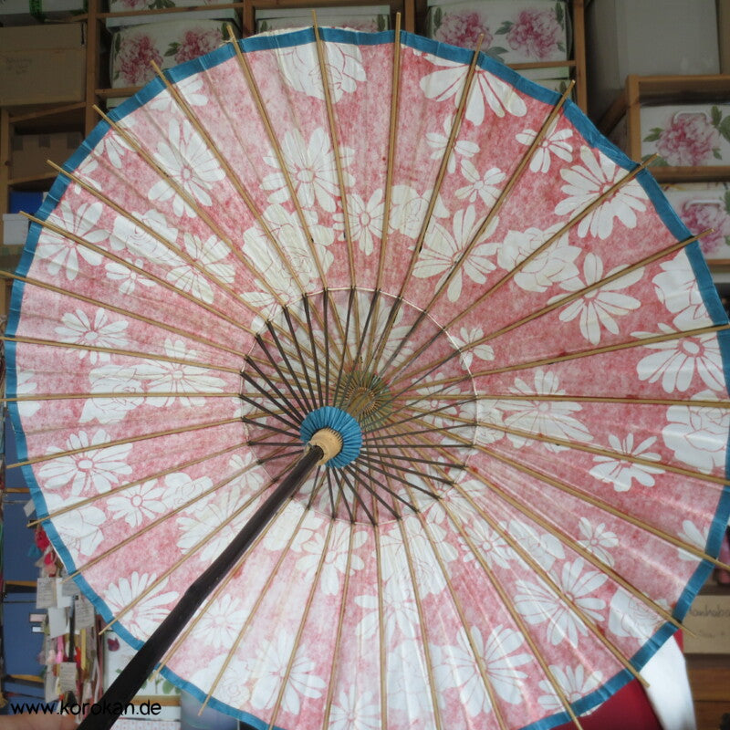 Bangasa - Papierschirm fürs Tanzen, hellrot mit Chrysanthemen