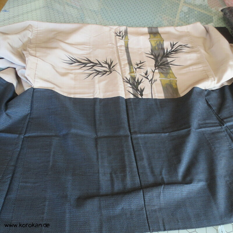 Kimono und Haori Set in blau schwarzer Kasuri Tsumugi Seide, goldener Bambus