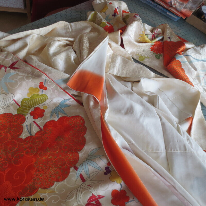 Wolken und 4 Jahreszeiten Rinzu Seiden Damast Furisode