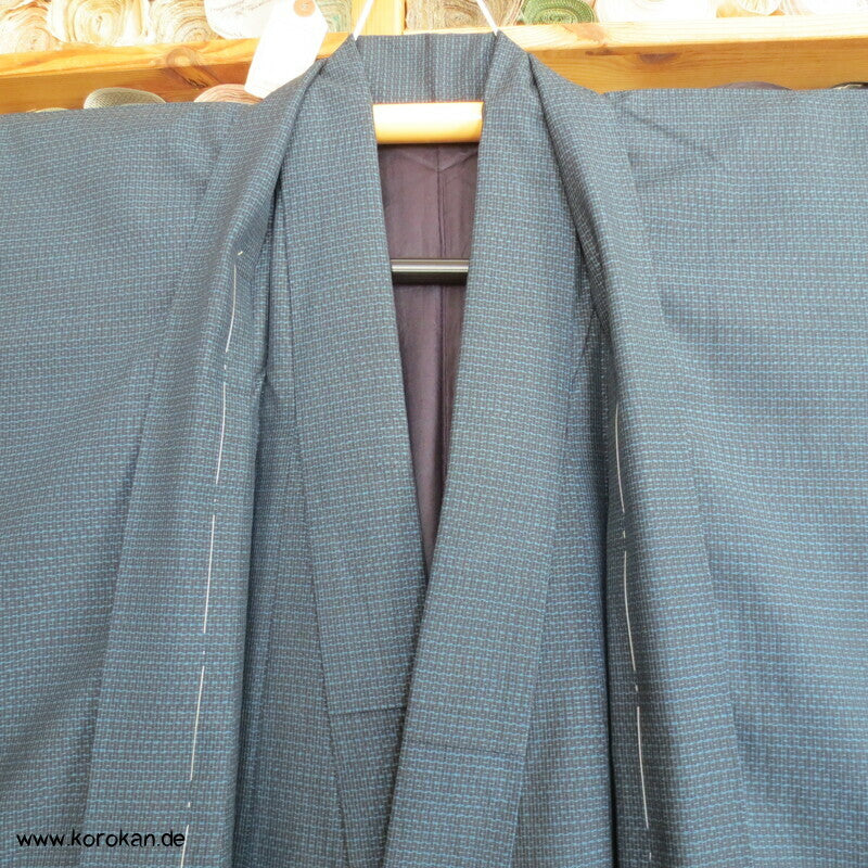 Kimono und Haori Set in blau schwarzer Kasuri Tsumugi Seide, Haus am Wasser
