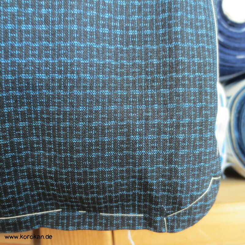 Kimono und Haori Set in blau schwarzer Kasuri Tsumugi Seide, Haus am Wasser