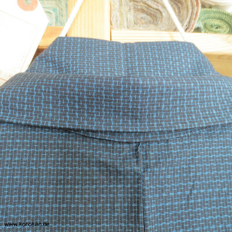 Kimono und Haori Set in blau schwarzer Kasuri Tsumugi Seide, Haus am Wasser