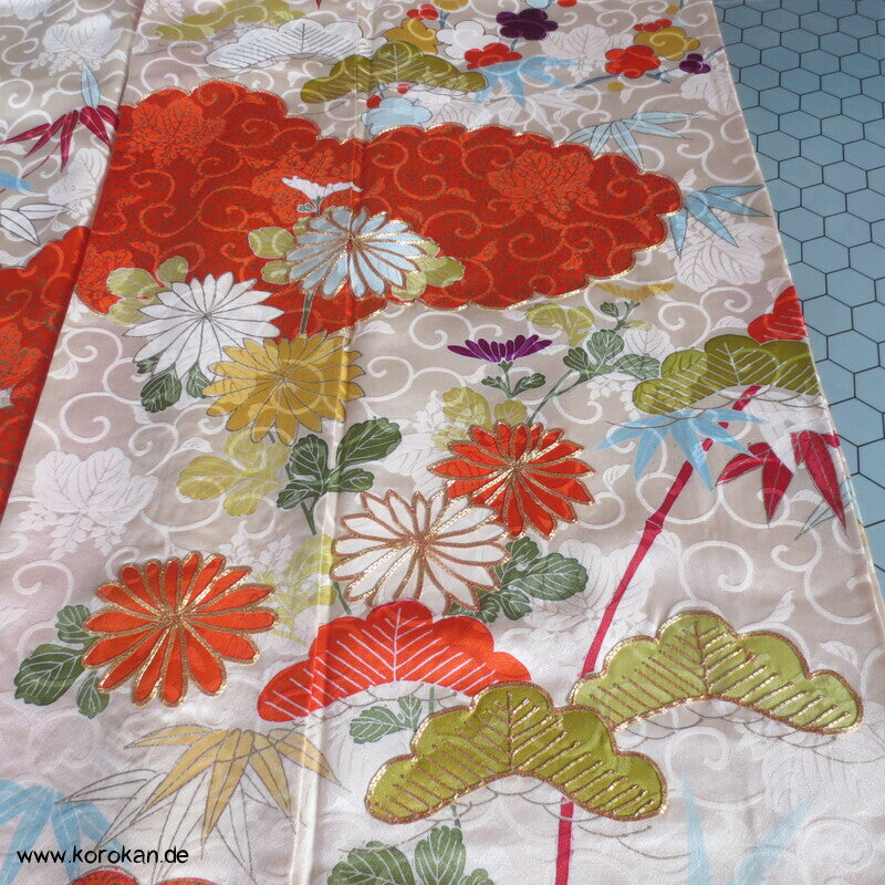 Wolken und 4 Jahreszeiten Rinzu Seiden Damast Furisode