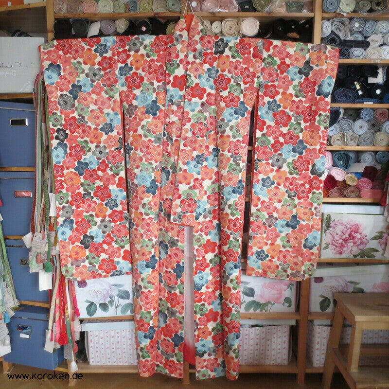 bunte Sakura Blüten auf Wellen Seiden Damast Furisode Kimono
