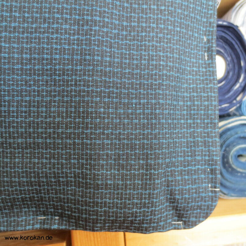 Kimono und Haori Set in blau schwarzer Kasuri Tsumugi Seide, Haus am Wasser