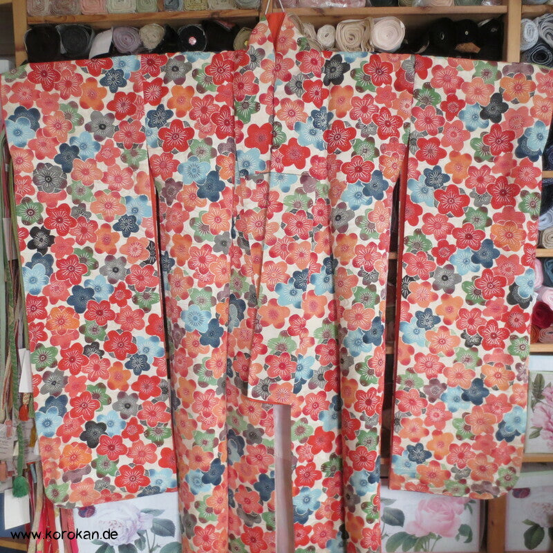 bunte Sakura Blüten auf Wellen Seiden Damast Furisode Kimono