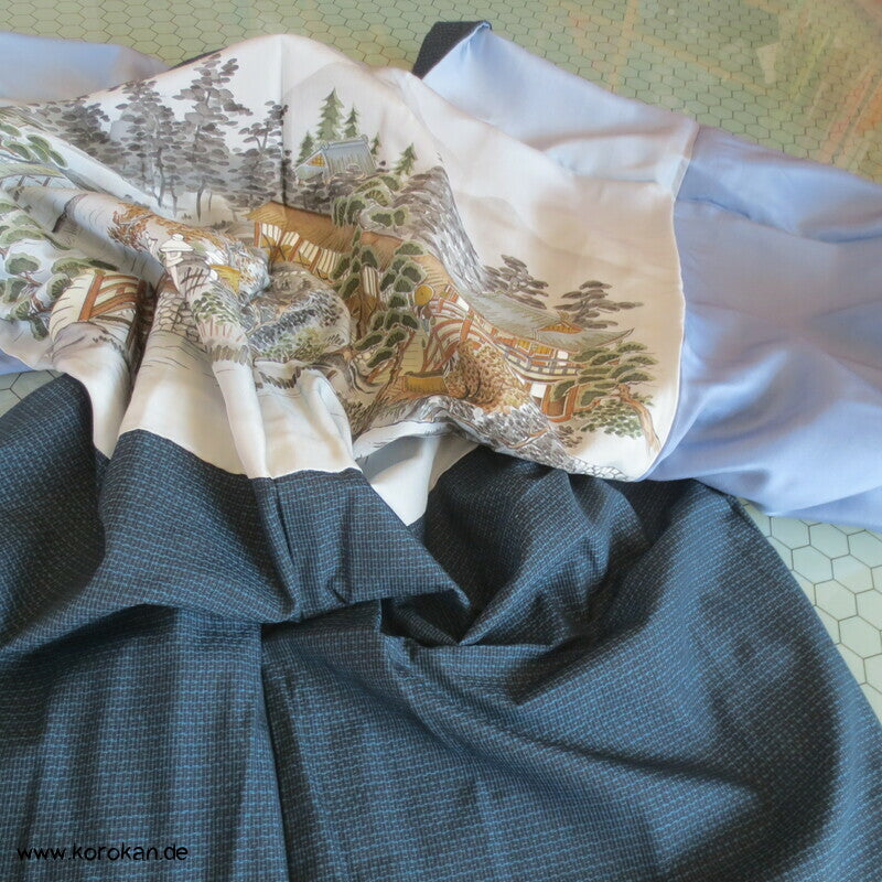 Kimono und Haori Set in blau schwarzer Kasuri Tsumugi Seide, Haus am Wasser