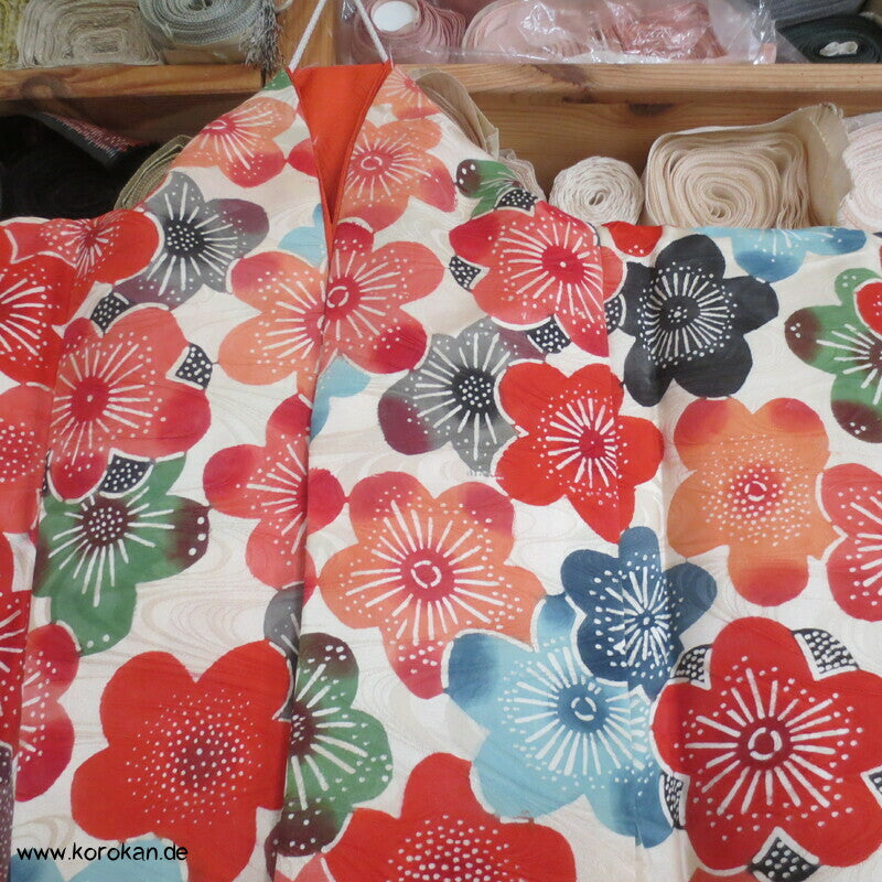 bunte Sakura Blüten auf Wellen Seiden Damast Furisode Kimono