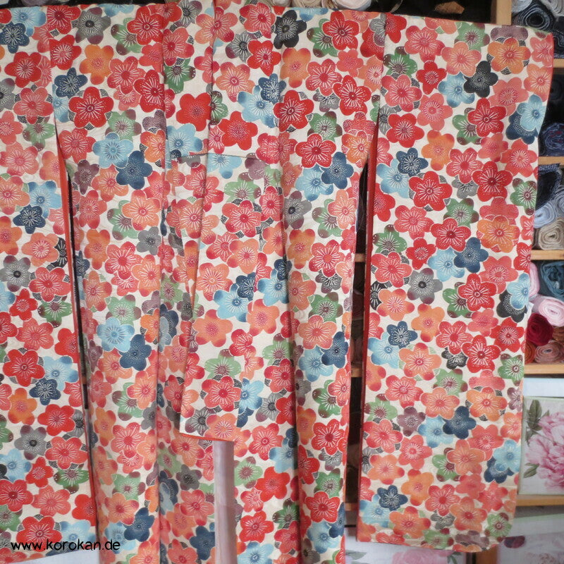 bunte Sakura Blüten auf Wellen Seiden Damast Furisode Kimono