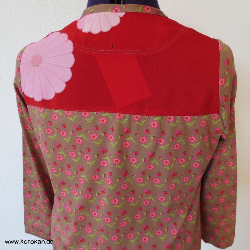 Blütenbaumwolljersey langarm T Shirt mit Passe aus Kimono Stoff