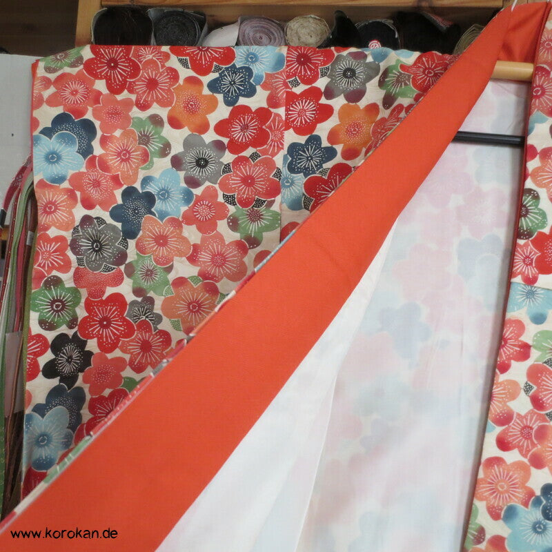 bunte Sakura Blüten auf Wellen Seiden Damast Furisode Kimono