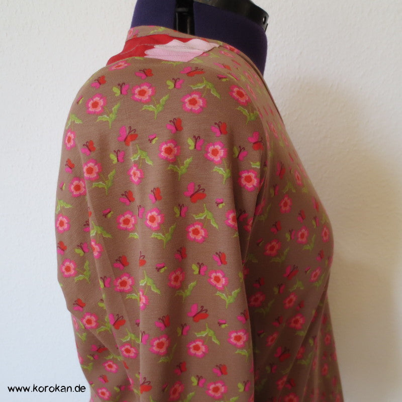 Blütenbaumwolljersey langarm T Shirt mit Passe aus Kimono Stoff