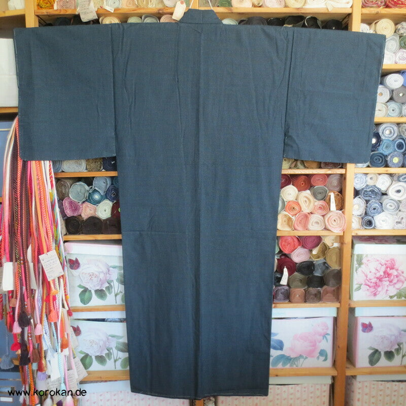 Kimono und Haori Set in blau schwarzer Kasuri Tsumugi Seide, Haus am Wasser
