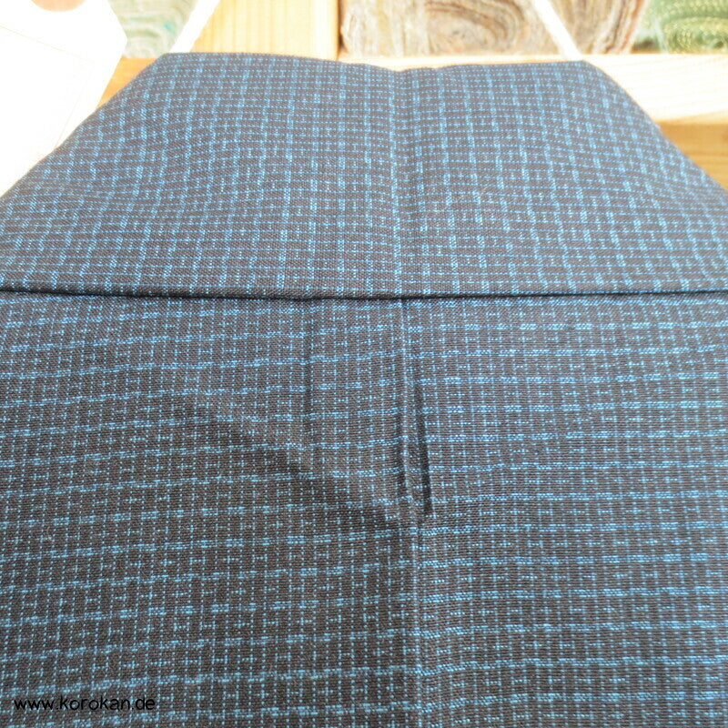 Kimono und Haori Set in blau schwarzer Kasuri Tsumugi Seide, Haus am Wasser