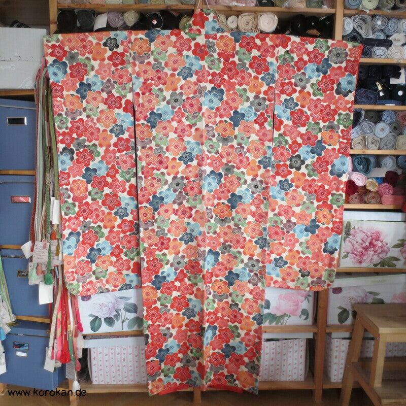 bunte Sakura Blüten auf Wellen Seiden Damast Furisode Kimono