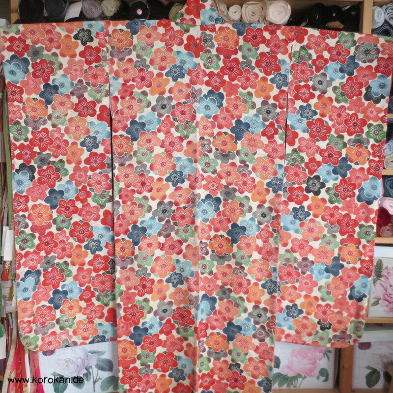 bunte Sakura Blüten auf Wellen Seiden Damast Furisode Kimono
