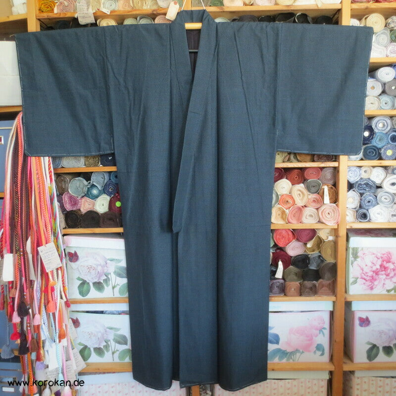 Kimono und Haori Set in blau schwarzer Kasuri Tsumugi Seide, Haus am Wasser