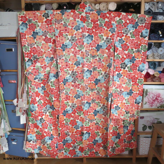 bunte Sakura Blüten auf Wellen Seiden Damast Furisode Kimono