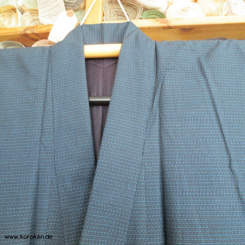Kimono und Haori Set in blau schwarzer Kasuri Tsumugi Seide, Haus am Wasser