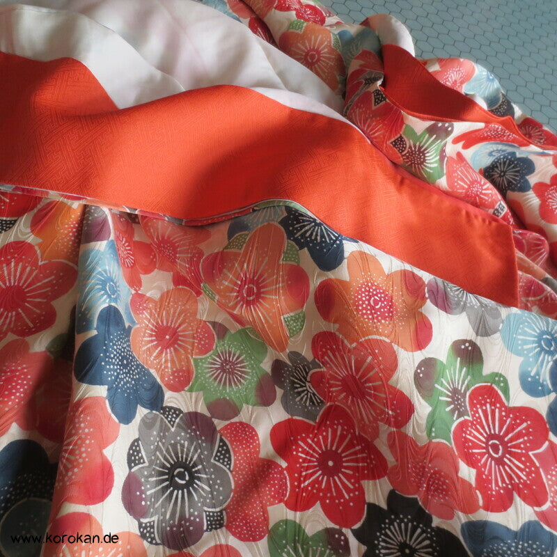 bunte Sakura Blüten auf Wellen Seiden Damast Furisode Kimono