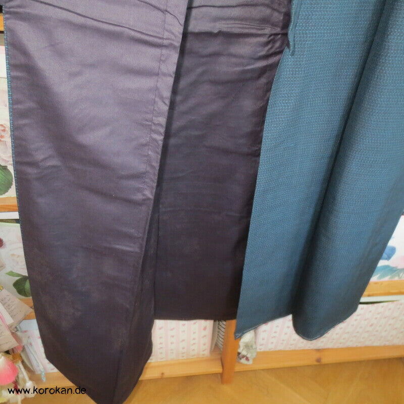 Kimono und Haori Set in blau schwarzer Kasuri Tsumugi Seide, Haus am Wasser
