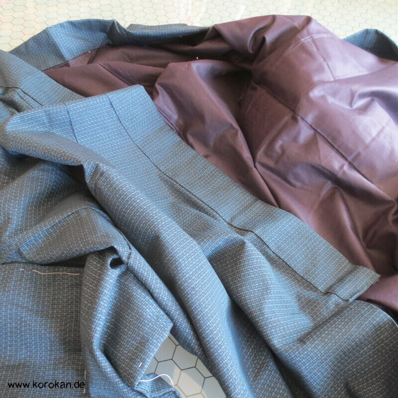 Kimono und Haori Set in blau schwarzer Kasuri Tsumugi Seide, Haus am Wasser